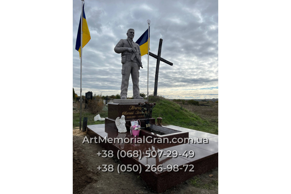 Памятник военному в виде скульптуры 00894